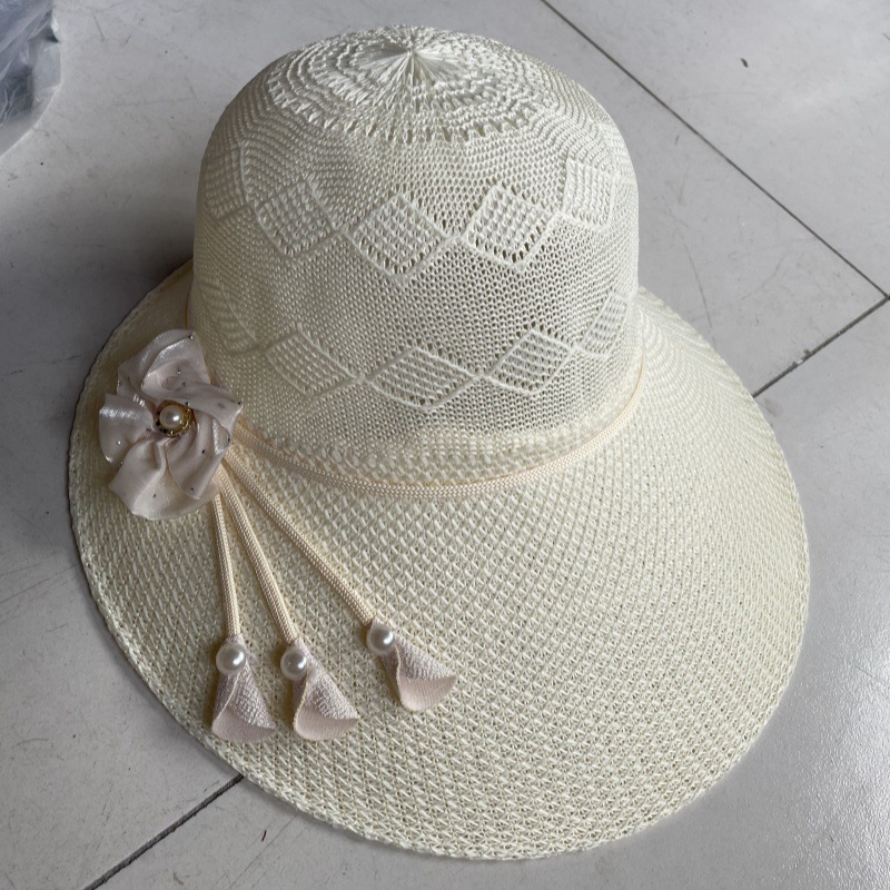 Summer beach sun hat solar-powered