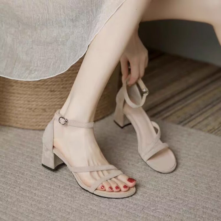 Fada francesa tierna zapatos de tacones altos para mujeres 2026 verano nuevo tacones gruesos de hebilla de sandalias de talón con falda