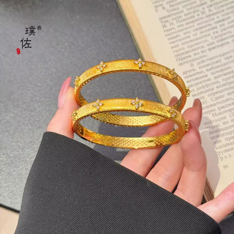 璞佐金店同款沙金點鑽四葉花拉絲卡扣手鐲女輕奢高級感復古手鐲