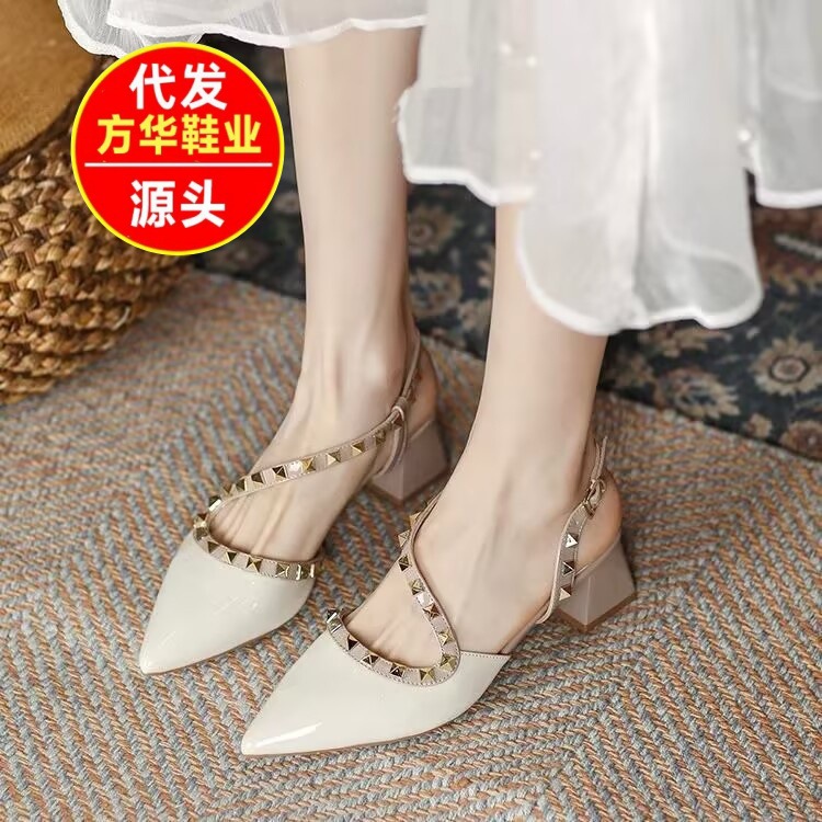 2026 verano nuevo tacones medios desnudos zapatos de tacón alto nicho francés tacones gruesos punta remaches envueltas sandalias vacías traseras mujeres