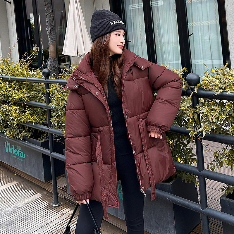 Capa de algodón de pluma de invierno para mujeres, ropa de algodón de cintura gruesa, ropa de invierno 2025, nueva moda de chaqueta caliente con capuzas medianas y largas