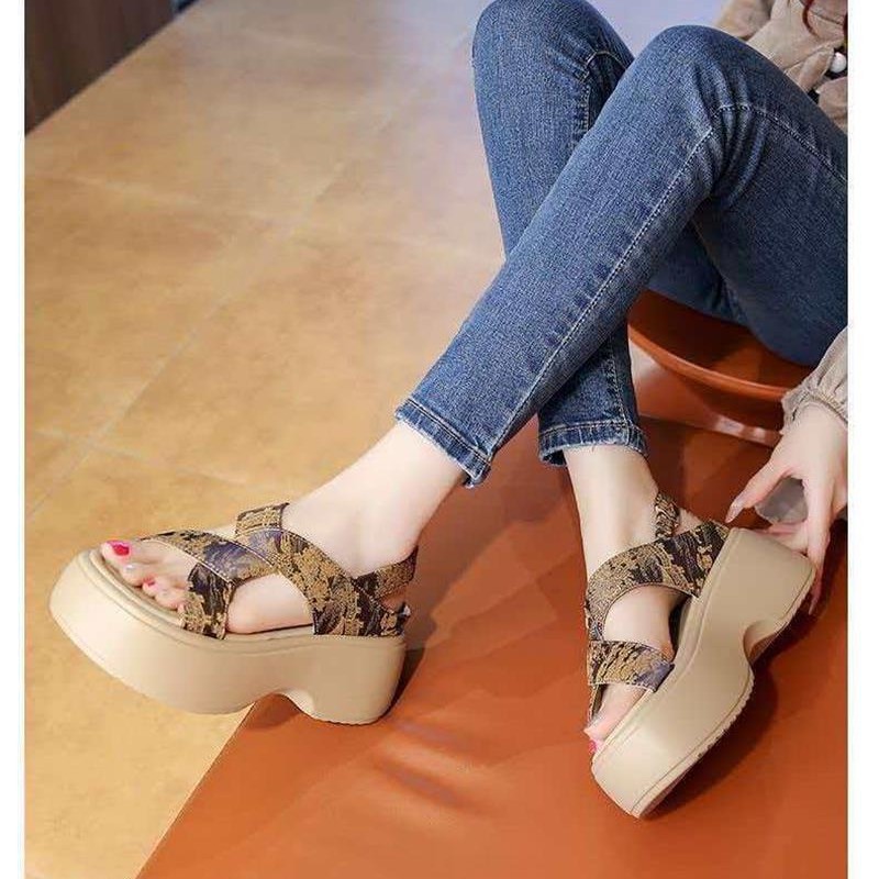 Sandalias romanas para mujeres 2026 verano nueva moda casual con falda de estilo nacional aumentando suela gruesa zapatos de playa
