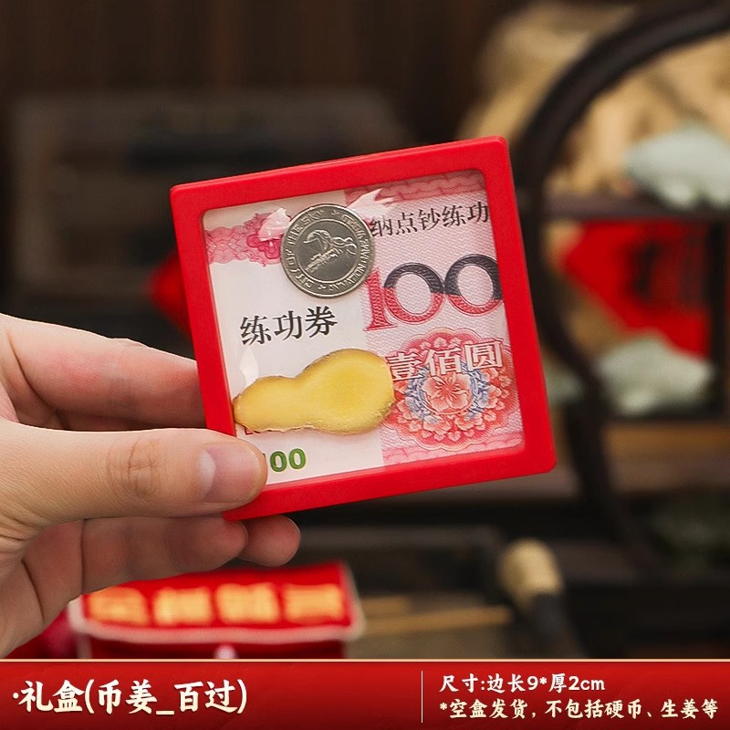 Los estudiantes del examen de ingreso a la universidad deben pasar la cuerda de mano, hombres y mujeres, para animar el regalo de la cuerda roja