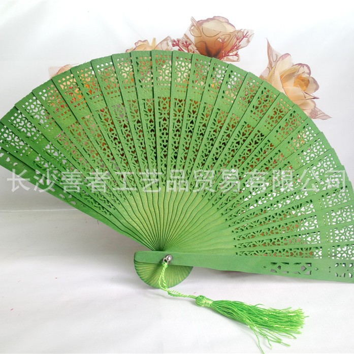 En stock colorido fragante ventilador de madera al por mayor mujer plegable bolsa de ventilador borla hueco tallado ventilador plegable ventilador de madera
