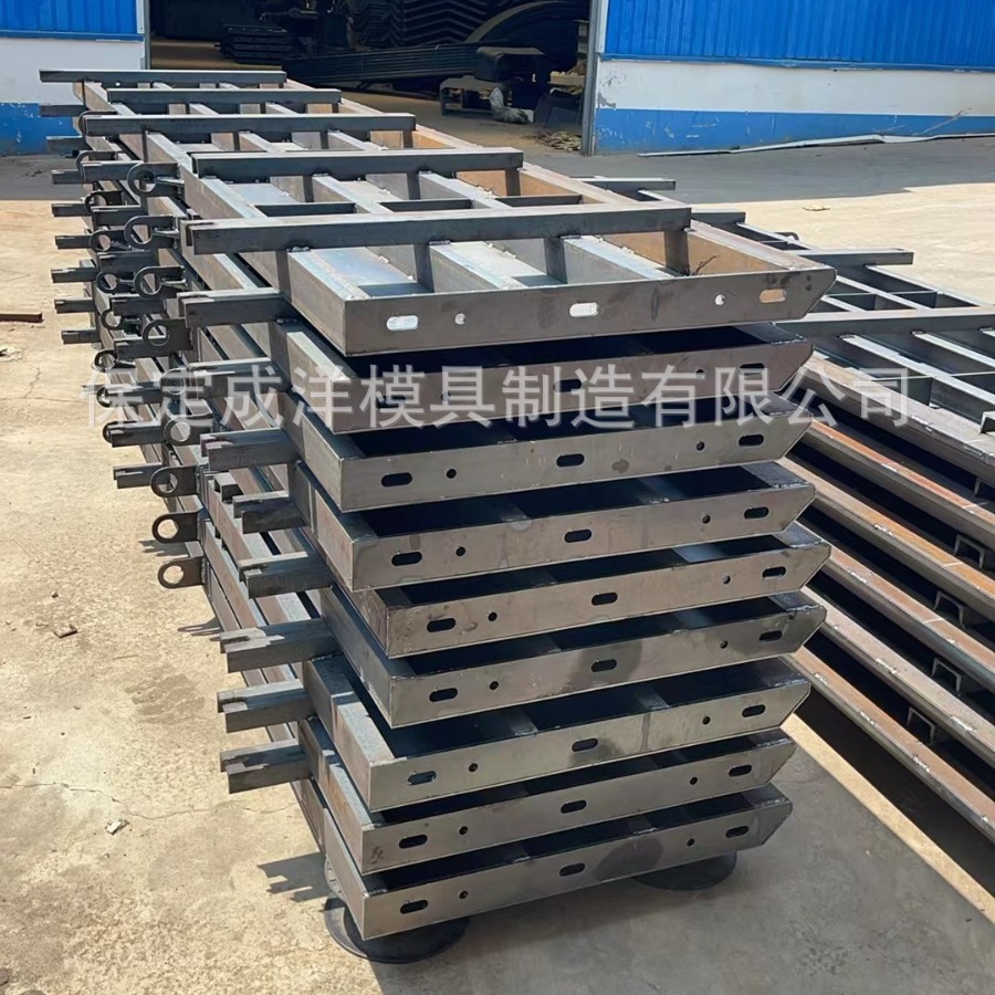 高铁防护墙浇筑模具 现浇混凝土高铁三墙钢模具 高铁防护墙钢模板