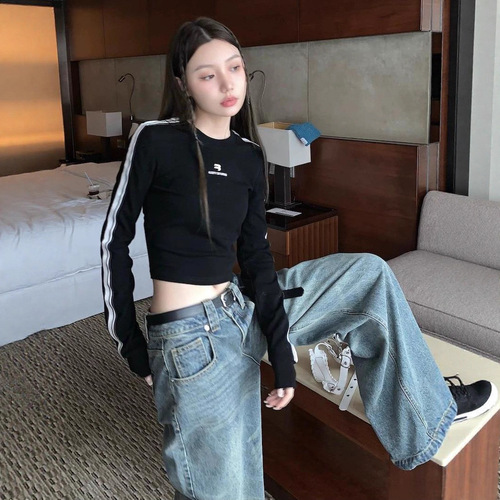 Black hot girl 2025 early autumn design feeling pure desire style short long-sleeved T-shirt niche bottoming shirt women's autumn interior