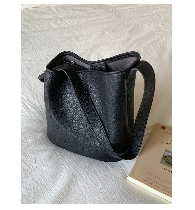 Fashionable and simple commuter small bag for women 2025 new summer versatile single-shoulder underarm bag, popular crossbody bucket bag undefined