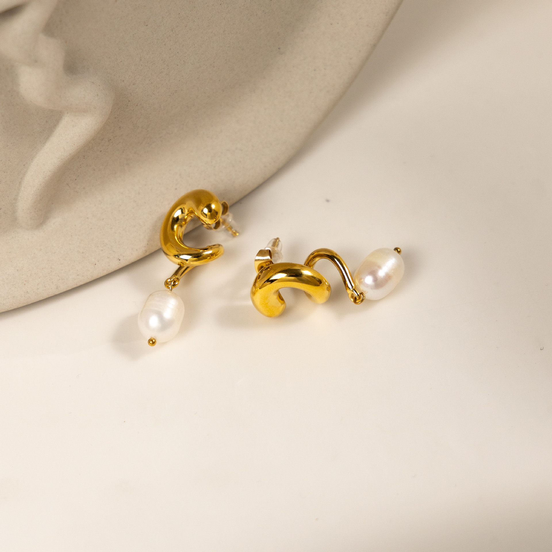 Taena Pendientes de acero inoxidable europeos y americanos Advanced Perlas naturales Colgante de lujo ligero Joyas explosivas transfronterizas Earrings