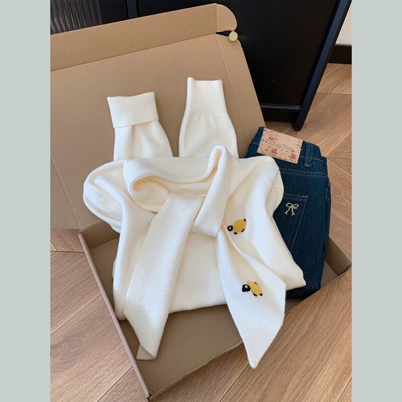 Women's inner wear, can be worn as outerwear, autumn high-end scarf collar, casual style sweater, knitted base layer, petite top, white Women's inner wear, can be worn as outerwear, autumn high-end scarf collar, casual style sweater, knitted base layer, petite top, white