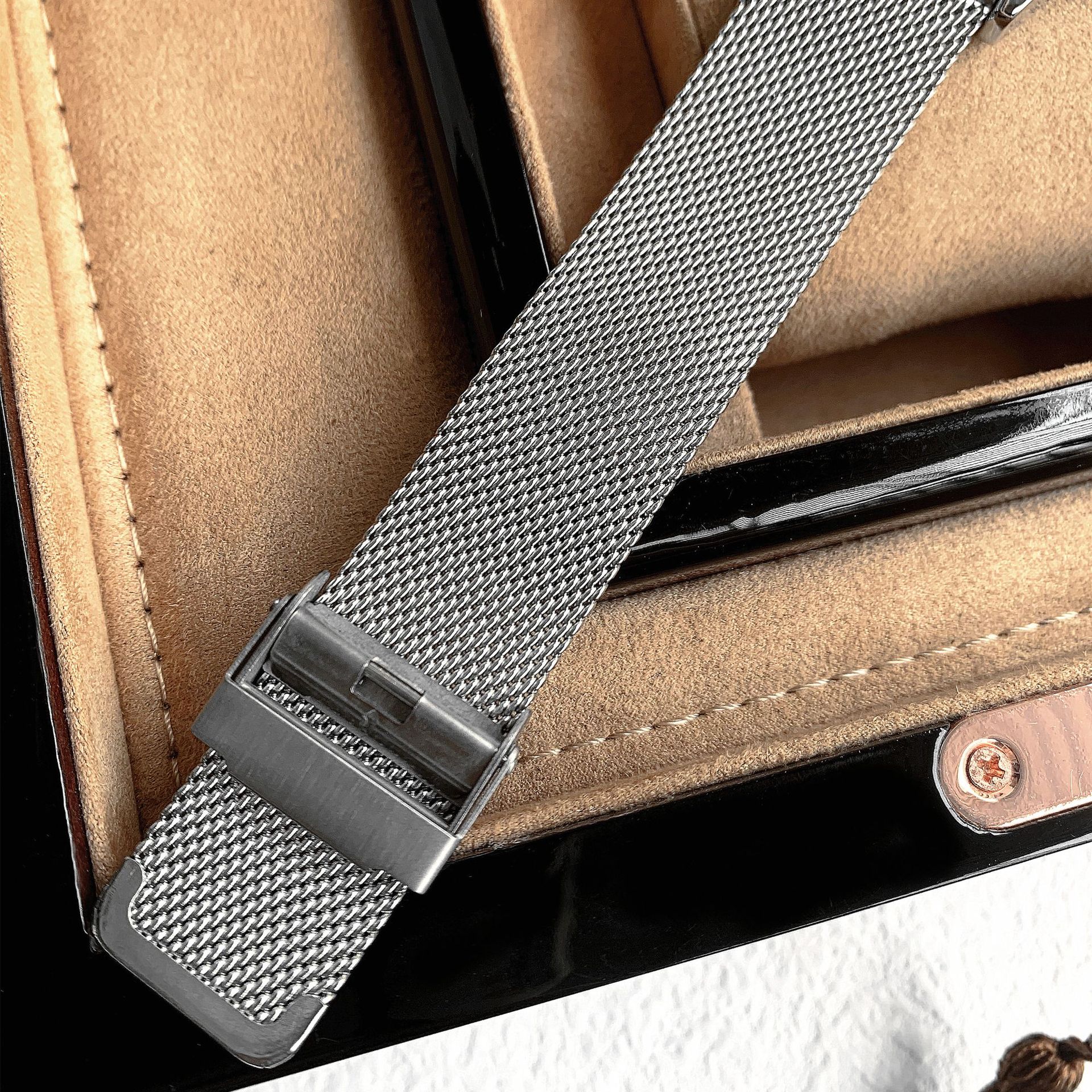 Douyin live broadcast popular men's high-quality stainless steel watches with good looks and cross-border e-commerce hosting and wholesale delivery_voghion.com