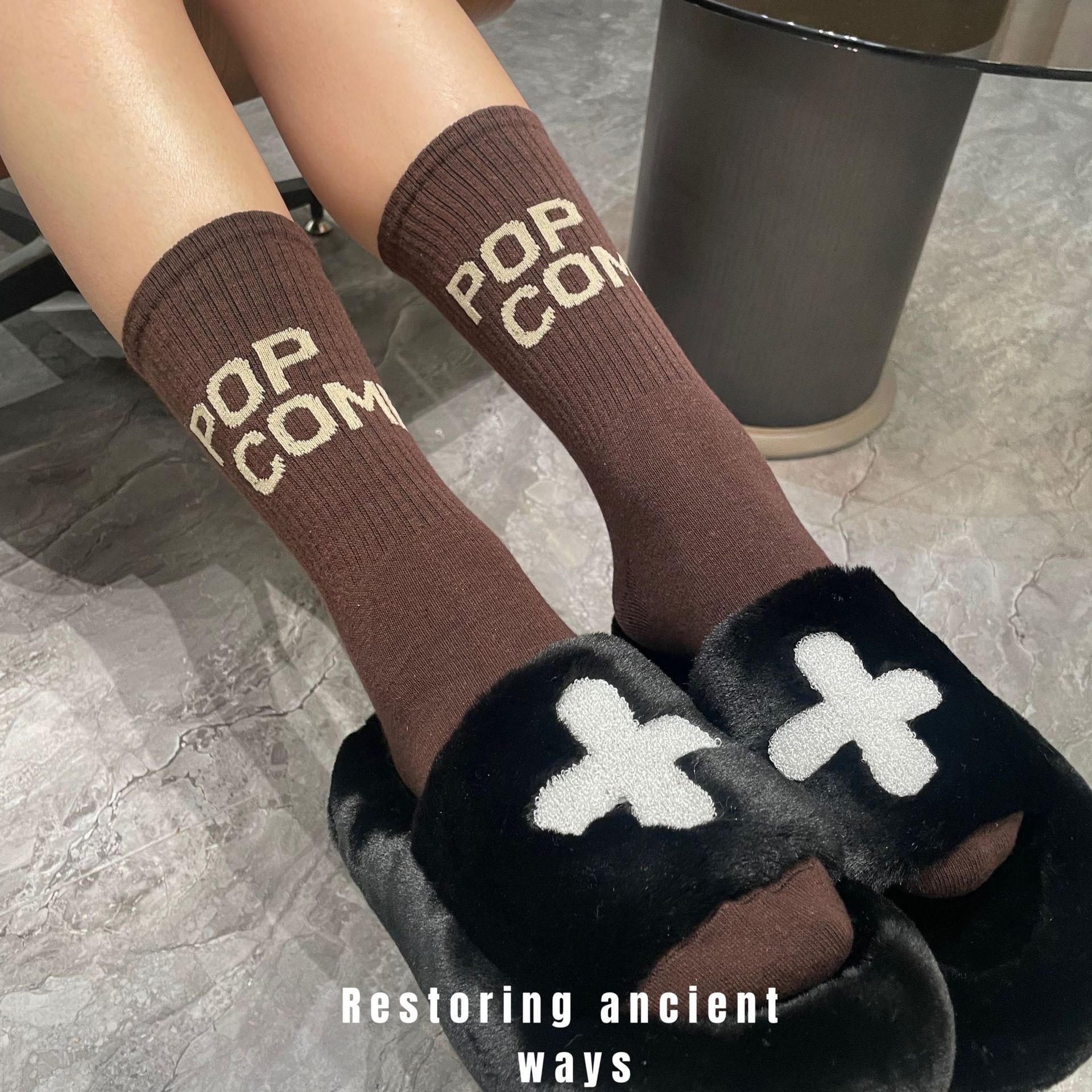 Internet celebridad Nueva ins moda blanco y negro completo impreso Babi Rosa letra calcetines deportes europeos media pantorrilla longitud calcetines algodón hombres y mujeres