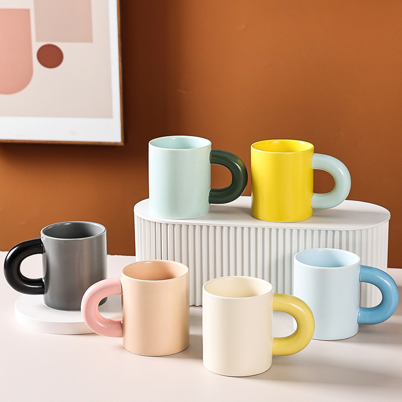 Tazas de agua de alto valor facial en tazas de regalo pequeñas tazas de café de cerámica frescas creativas para el hogar tazas simples al por mayor