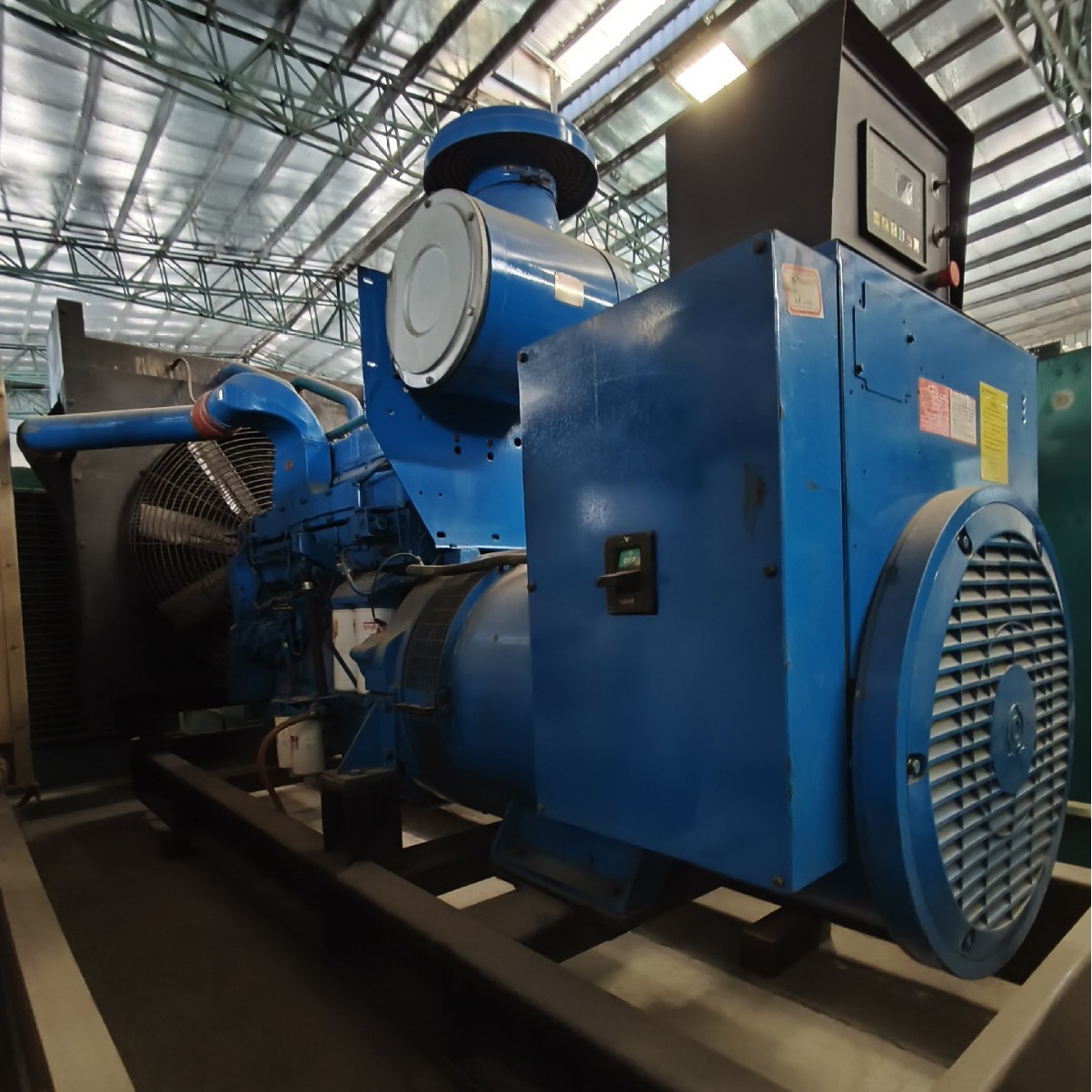 重庆二手康明斯柴油发电机组687.5KVA