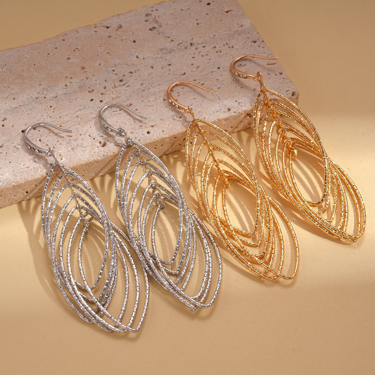 Europa y los Estados Unidos metal de zircón hueco oval gancho de orejas cruzadas personalidad transfronteriza nicho de moda alta sensación pendientes para mujeres