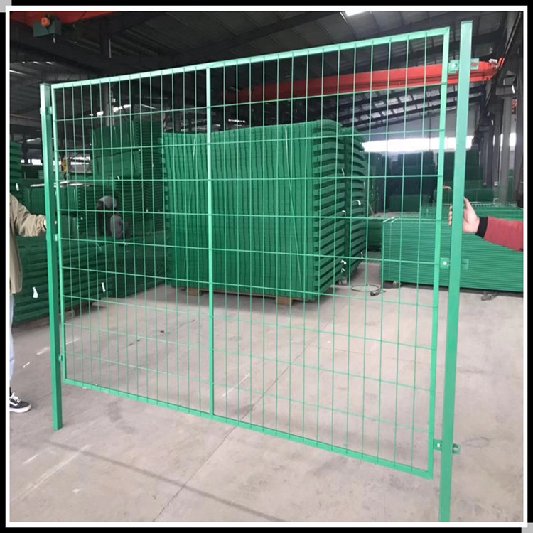 现货绿色框架护栏 铁丝护栏网 公路铁路防护栏 绿色浸塑护栏网