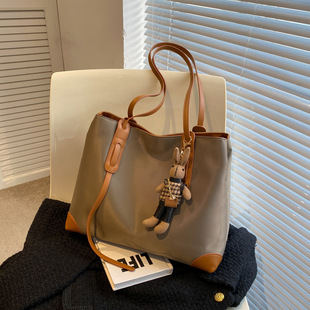 Fashionable Large Capacity Tote Bag 2025 Spring New Niche Design Casual Shoulder Bag Work Commuting Handbag Women's Bag