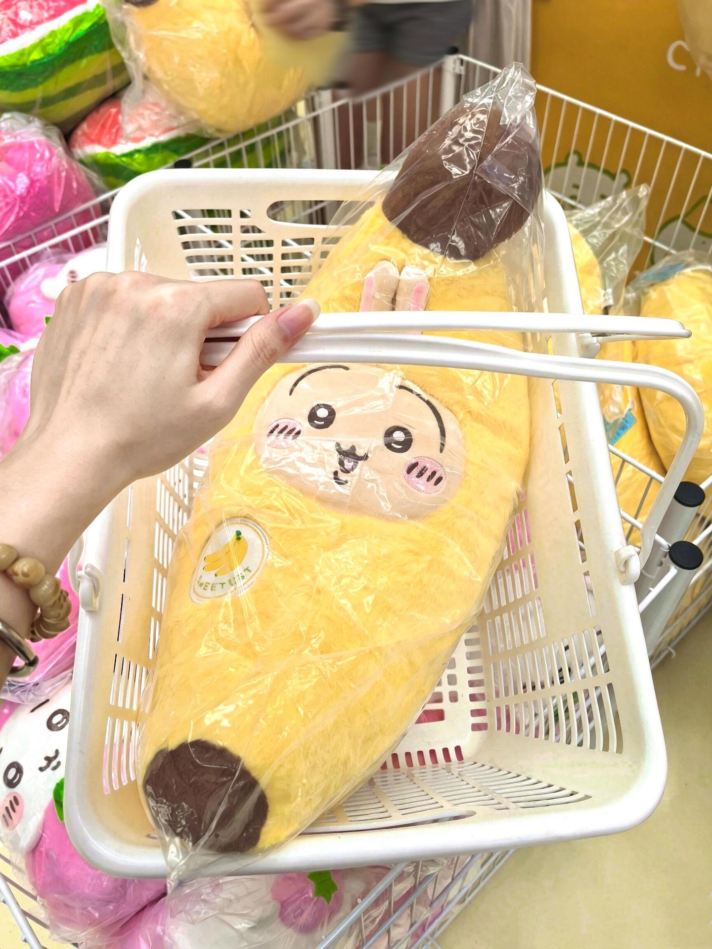 Banana-shaped plush toy, cute cartoon pillow, creative fruit doll decoration gift