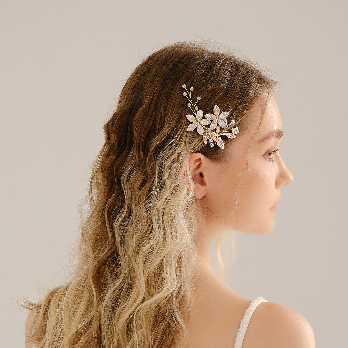 クロスボーダー热い贩売花嫁アクセサリーハンドメイドパールメタル花ヘアクリップ夏森系高级感カモ口クリップ