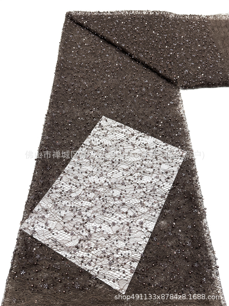 Tejido de encaje de perlas de oro ligero tamaño de perlas sequinado alto vestido de hombro inclinado tejido bordado a mano