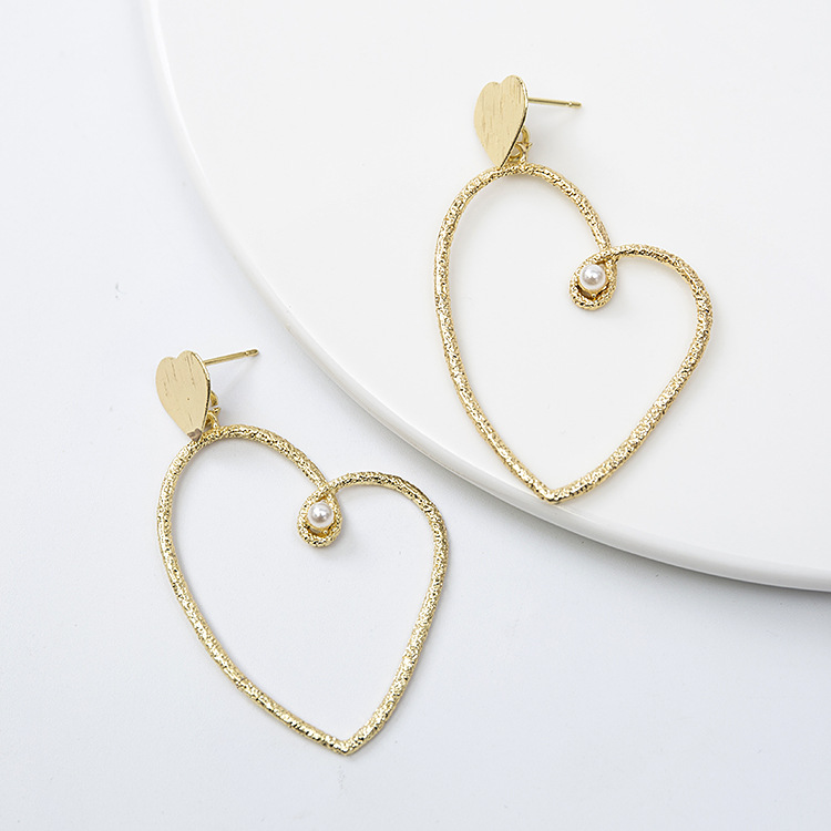 Gold Heart-shaped Cold Wind Pearl Love Earrings Wholesale display picture 4