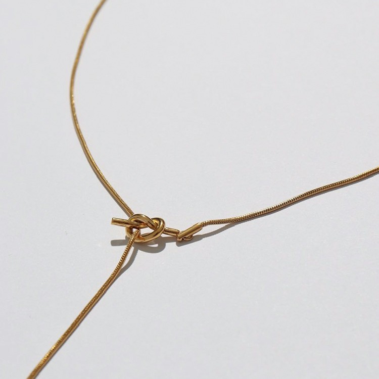 Colar longo estilo palácio com borlas para mulher em aço titânio_voghion.com