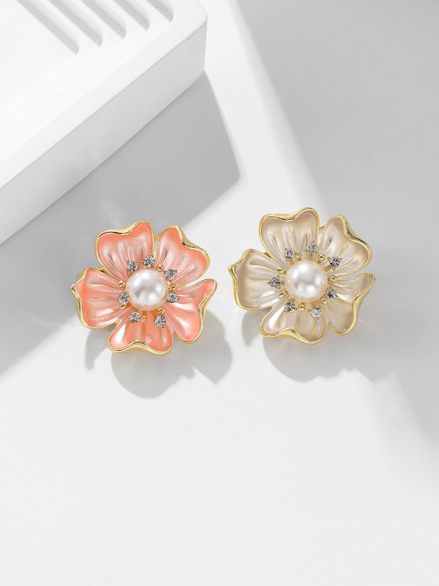 Camellia Brooch with a High-End, Luxurious Feel, Super Beautiful Enamel-Painted Floral Design, Anti-Exposure Pin for Women