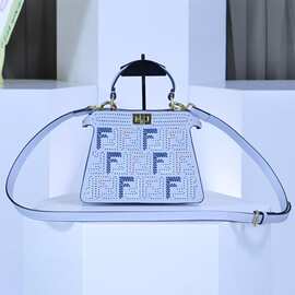 新款字母刺绣女包单肩斜挎包时尚通勤手提包