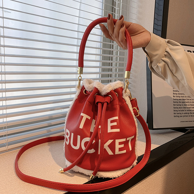 Bolsa de cubo portátil para mujeres 2022 transfronteriza nueva moda impresa carta bolso nicho diseño felpa bolsa de mensajero