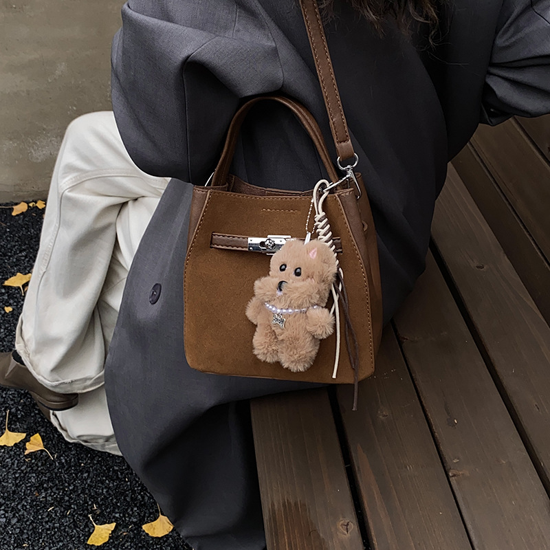 Bolsa de mano coreana retro de tería para mujeres 2025 nuevo tipo de bolso casual versátil, bolso de cubo de viaje de alta calidad