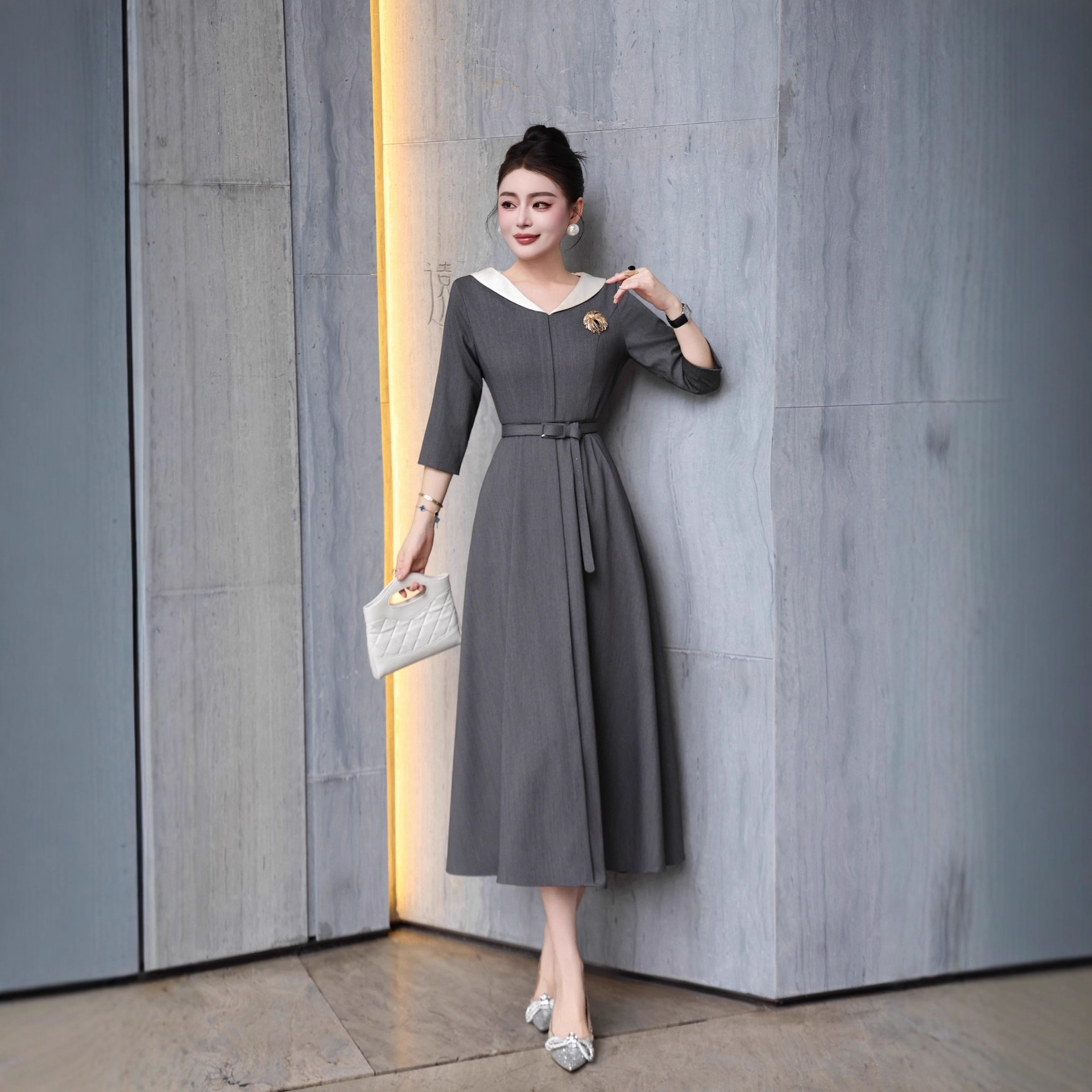 灰色中袖连衣裙女秋季 撞色领收腰气质款配胸针妈妈装礼服