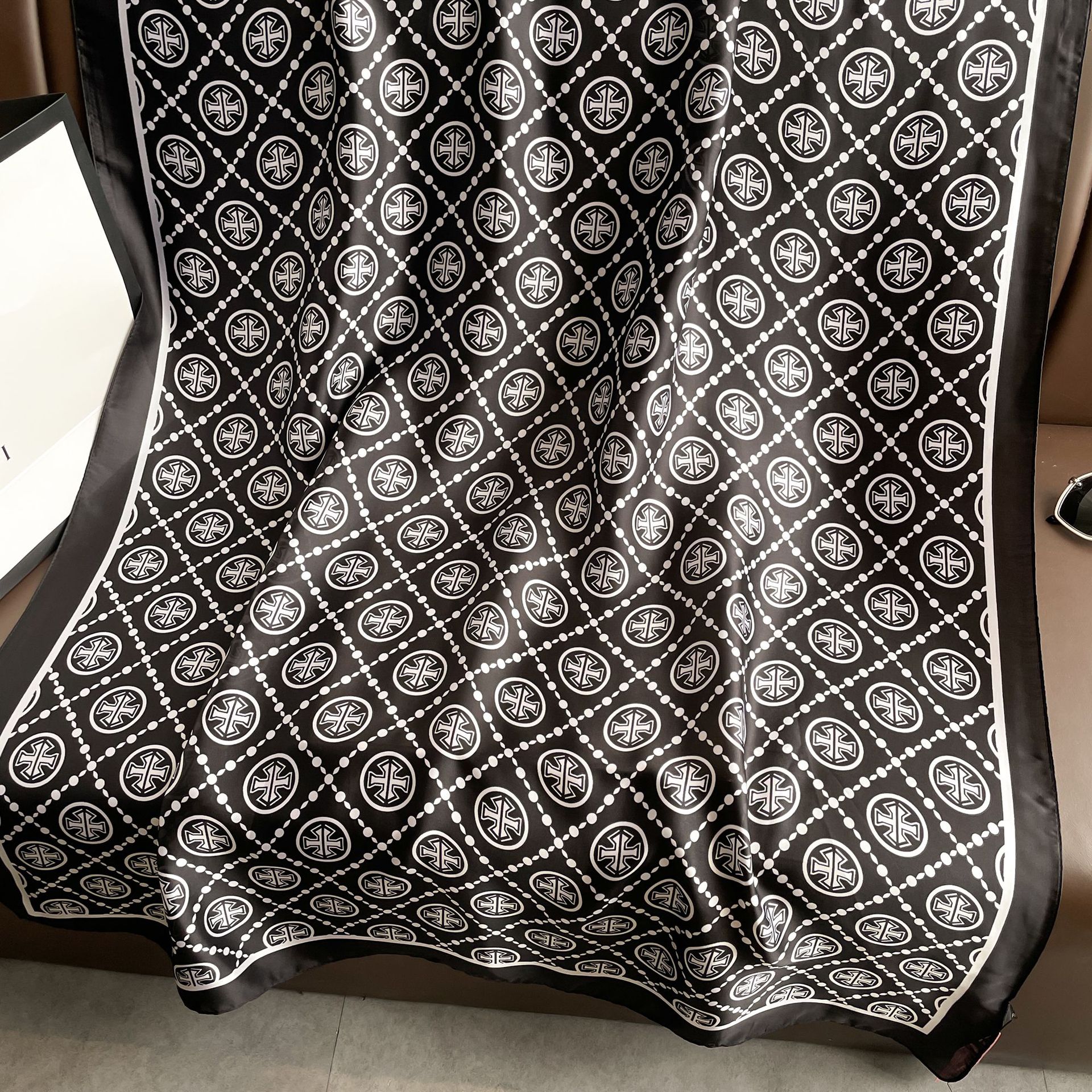 Toalla de playa de bufanda de seda artificial de moda europea y americana para mujer primavera y verano bufanda grande ligera versátil chal de aire acondicionado de doble uso