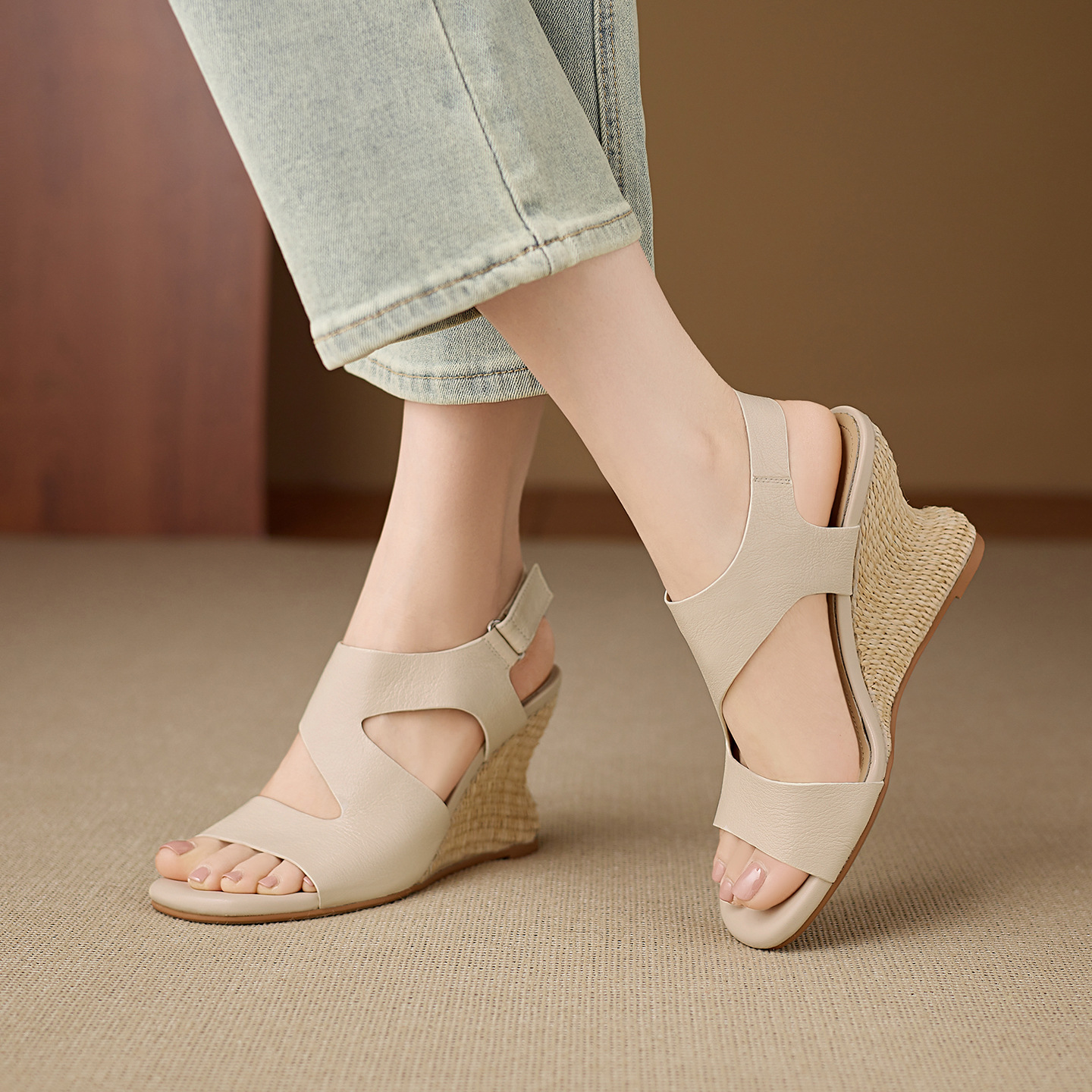 Sandal cao gót nữ quai ngang mũi hở chất liệu da cừu, đế cao gót bọc cói, khóa dán tiện lợi — màu trắng ngà, màu mơ