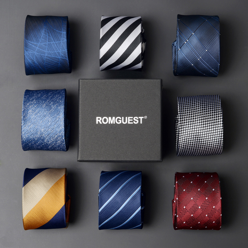 Tie with zipper