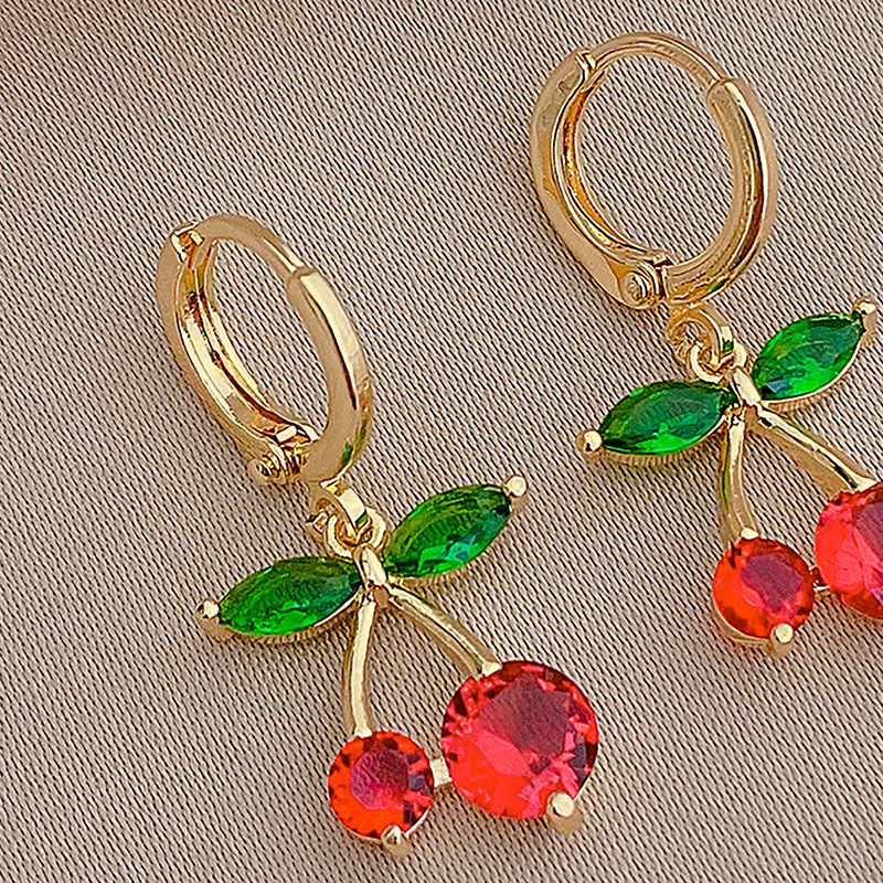 Lindos Pequeños Aretes De Frutas De Cereza Y Cobre Con Diamantes De Imitación. display picture 3