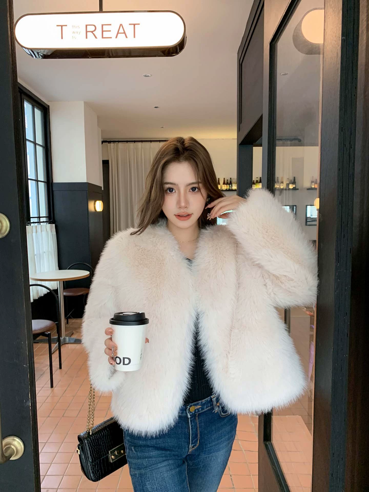 Кожаный пуховик из искусственного лисьего fur (Xu Yiyi) короткая женская куртка, мягкий плюш, зима 2024