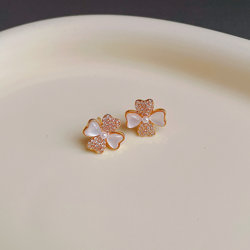 Corea del Sur ins nicho pendientes simples Luz de lujo temperamento pendientes de moda al por mayor Aguja de plata circón triángulo pendientes en forma de abanico