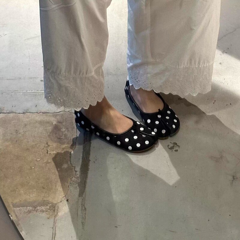 Black polka dot flat-soled split-toe pig hoof shoes for women, 2026 new autumn polka dot fashion niche loafers for women Black polka dot flat-soled split-toe pig hoof shoes for women, 2026 new autumn polka dot fashion niche loafers for women