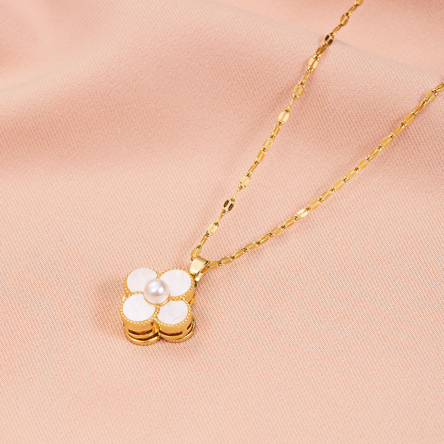 Japanese And Korean Versatile New Rotatable Clover Short Pearl Necklace Necklace Fashion Minority Design Titanium Steel Clavicle Chain display picture 2