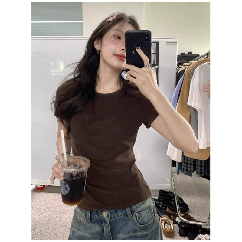 Женская футболка корейского стиля цвета кофе с короткими рукавами на правое плечо, лето 2025, новая облегающая хлопковая футболка с короткими рукавами и половиной рукавов