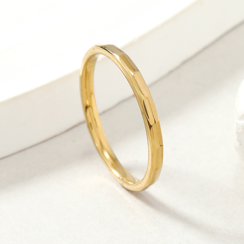 Venta caliente transfronteriza anillo de acero de titanio simple 2mm multi-superficie diamante anillo liso par 18K anillo de oro fábrica de joyería de acero inoxidable