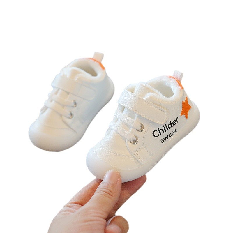 Nuevos zapatos de invierno para niños pequeños, dos zapatos de bebé de algodón para niños, zapatos de algodón cómodos de suela suave, zapatos blancos ligeros y cálidos de cuero