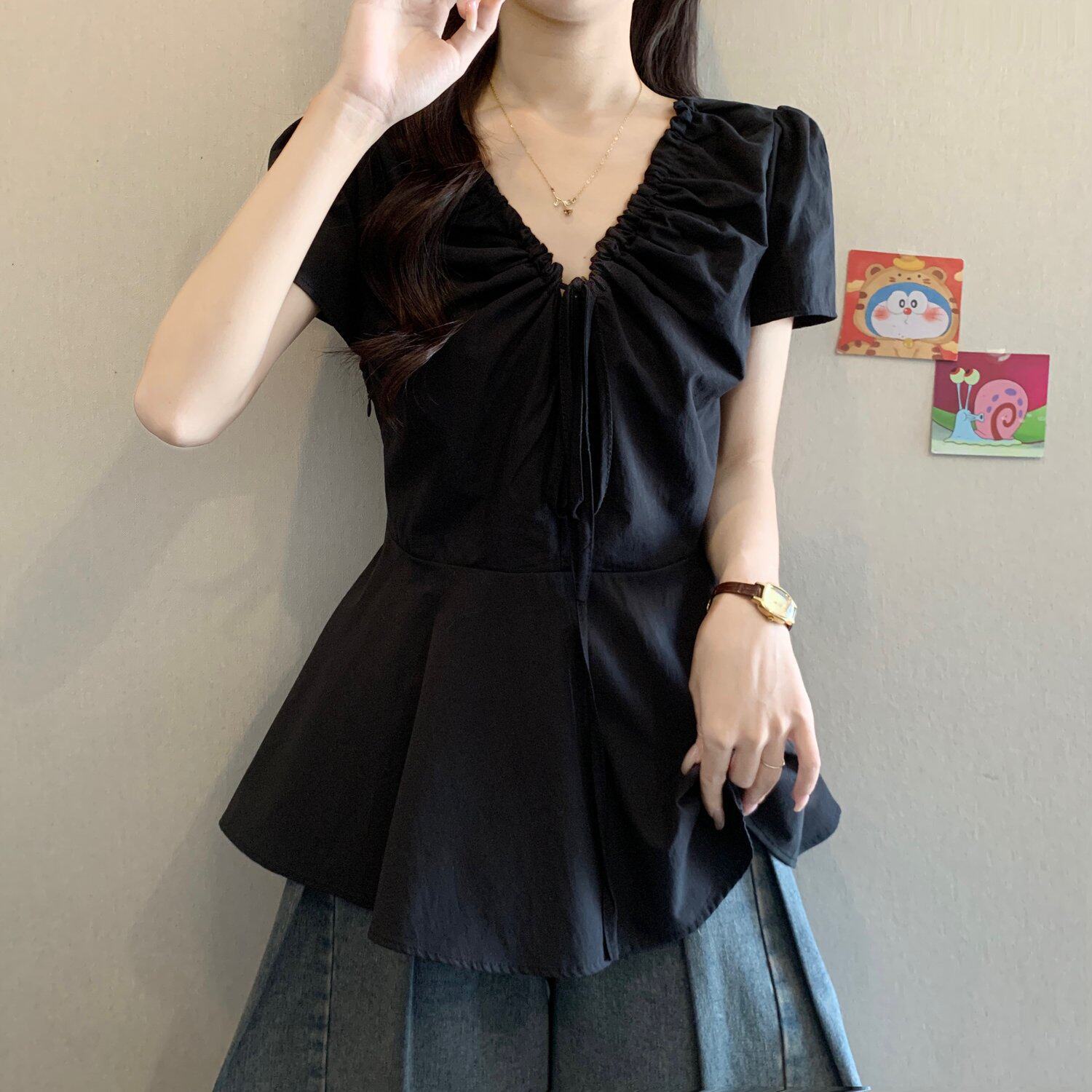 Áo thun nữ cổ V tay ngắn thiết kế dây rút eo — màu đen chi tiết 3