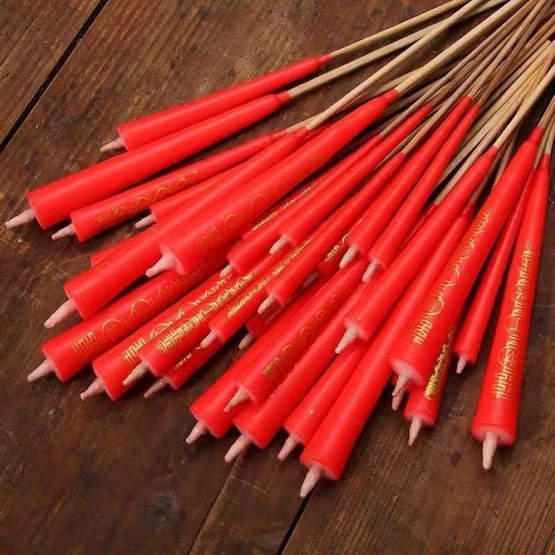 Velas de pies rojos de Chaoshan ofrecen velas de palo de bambú de Buda en el Festival de Qingming para ofrecer a Bodhisattva