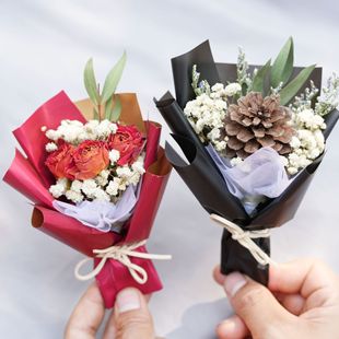 Exquisite Mini Bouquet of Roses, Dried Flowers, Souvenirs, Gypsophila, Eternal Flower Decoration Gifts, Graduation Season Teacher's Day