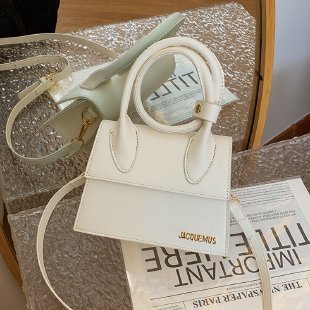 女性のためのポータブル小さなバッグ 2025 新しいトレンディなハイエンドの質感多用途フレンチニッチデザインシングルショルダークロスボディ小さなスクエアバッグ|undefined