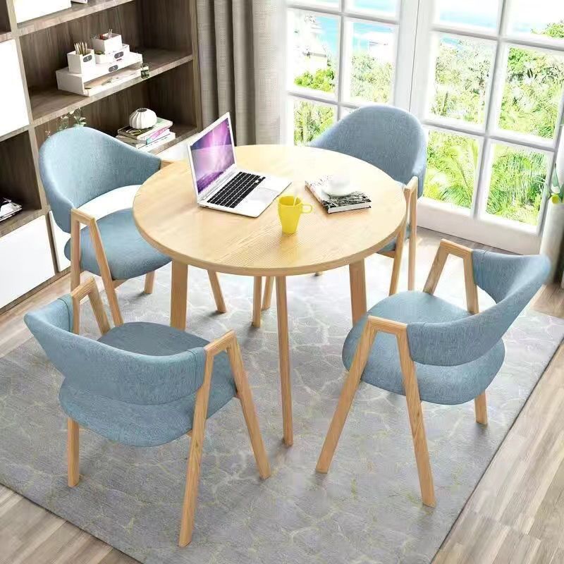 밝은 나무색 테이블 상판 + 하늘색 천 의자