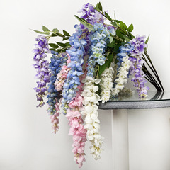 阿勃勒の巨大な藤の花の長い枝の偽の花の絹の花の垂れ下がっている花の藤の写真を撮影します。
