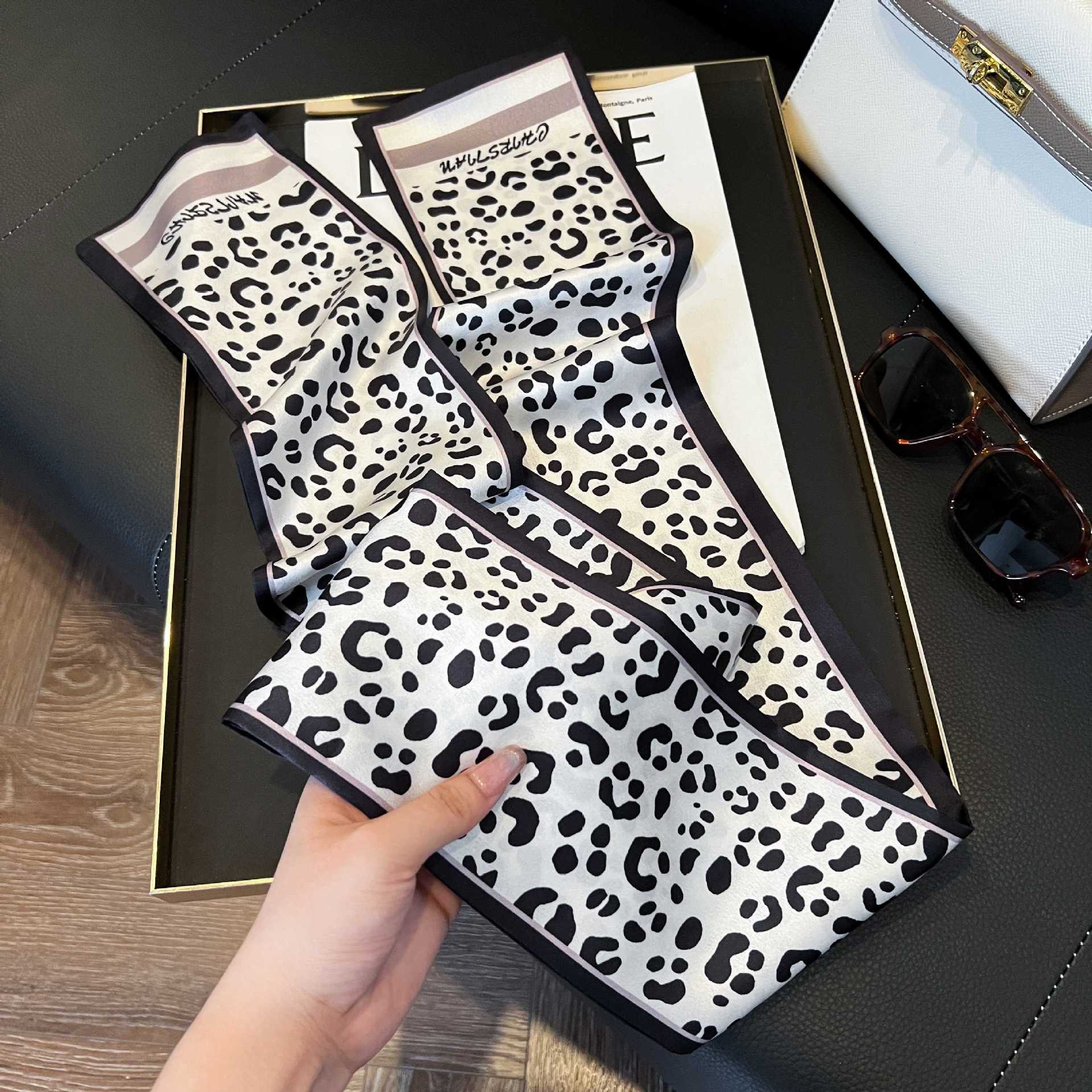 Nueva bufanda de seda pequeña banda larga estrecha para el cabello mujer estilo primavera y otoño moda madre bufanda estilo verano estilo fino serpentina bufanda al por mayor