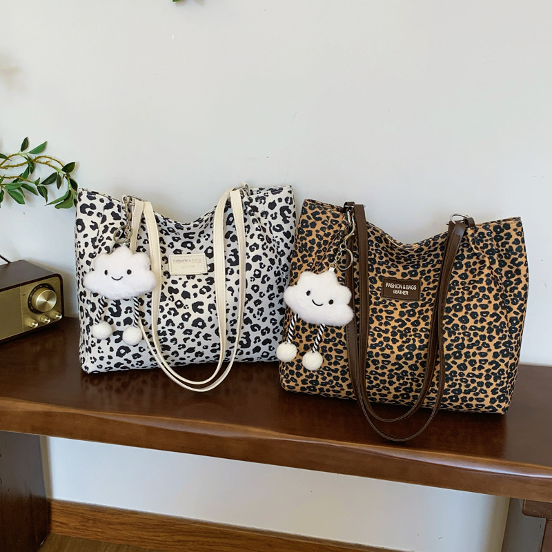 Bolsa de balde de alta sensación Boemia tote 2024, nuevo bolso popular universal, bolso de hombro de gran capacidad para mujeres