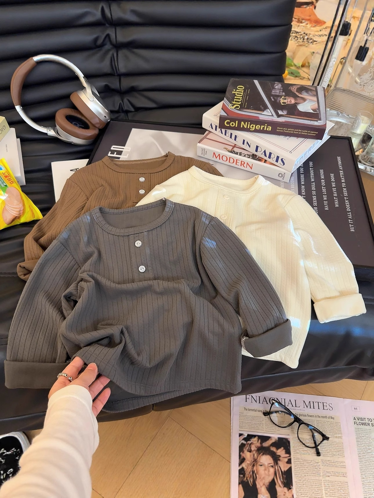 Nueva camiseta de tela de algodón para niños de color sólido, camiseta de cuello bajo para bebés con rayas de otoño para niñas